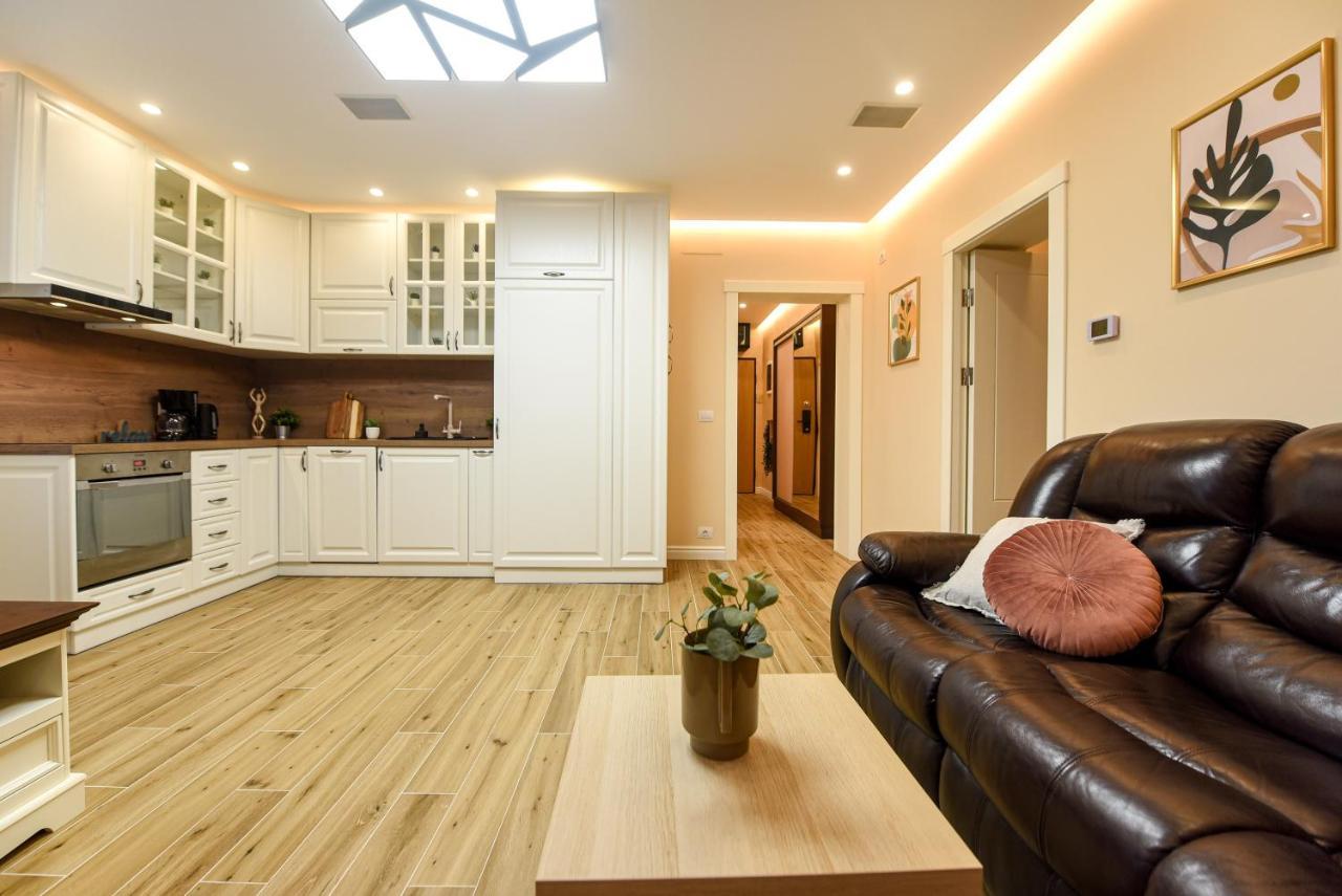 Green Leafy Brasov - Ideal 2 Bedroom Apartment Buitenkant foto